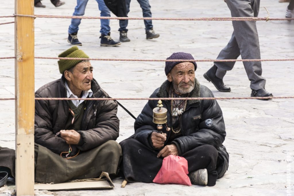 Due uomini Ladakhi pregano in attesa dell'inizio del Festival di Hemis